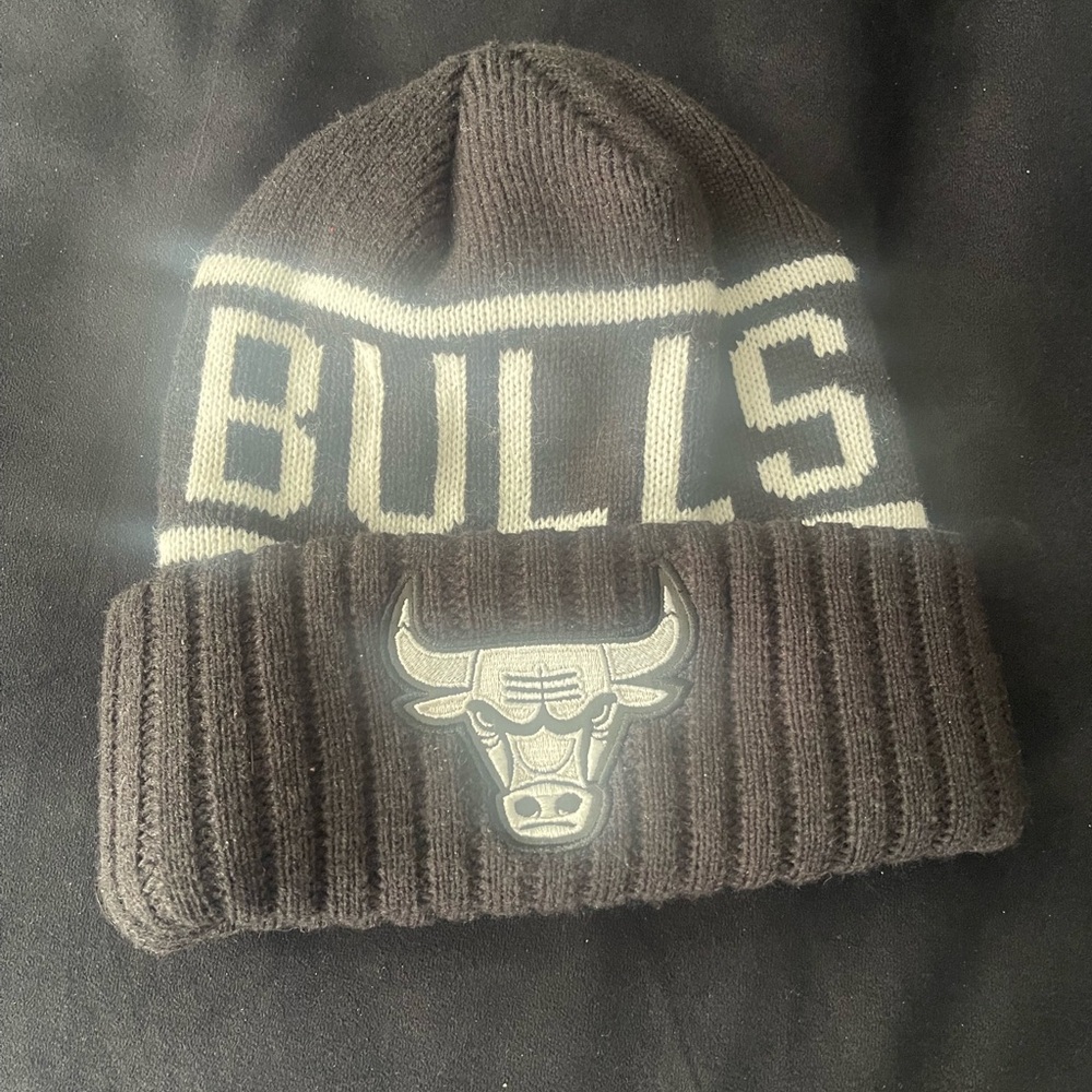 Mitchell & Ness Black and White Bulls Beanie
